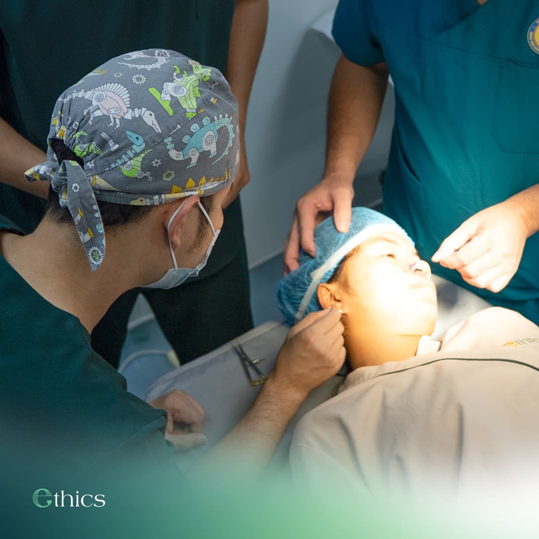 Doktor Lê Quốc Vương poskytuje osobní konzultace a vyšetření